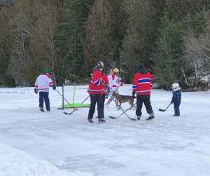 Traditions du temps des Fêtes Femme d'hockey - Isabelle Ethier jouer au hockey sur le lac