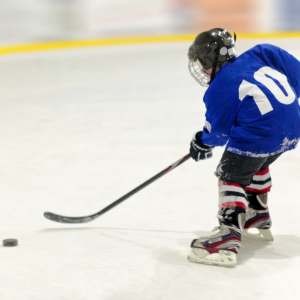 enfant pratique hockey