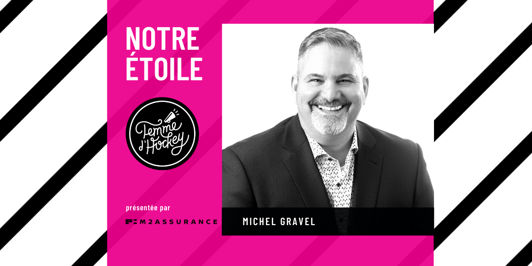 Notre Étoile Femme d’Hockey présentée par M2 Assurance de cette semaine est un homme pour qui le hockey féminin ce n’est pas qu’un sport, c’est une mission. C’est avec un énorme plaisir qu’aujourd’hui nous mettons en lumière sur Michel Gravel, fondateur du programme de sport-études d'hockey féminin des Laurentides Michel Gravel: Le hockey au féminin une mission (H2) L’implication de Michel dans le hockey féminin a commencé voilà plus de 15 ans afin de supporter sa fille qui évoluait dans le hockey masculin. Comme dans plusieurs municipalités québécoises, le volet féminin dans les Laurentides était pratiquement inexistant. Manquant de ressources, de financement et de support, le hockey féminin n’était pas accessible aux jeunes filles de la région. Sachant pertinemment qu’un fossé allait bientôt se créer entre les performances de sa fille versus celles des garçons avec qui elle jouait, Michel a décidé de s'impliquer et prit le poste de Président de l’Association du hockey féminin des Laurentides. Michel s’est relevé les manches afin d’améliorer l’offre et l’accessibilité du hockey féminin dans sa région. Il n’y avait que 110 filles à son arrivé et aujourd’hui elles sont près de 300. Ayant comme objectif d’offrir aux joueuses la chance de pouvoir progresser dans leur sport, développer leur leadership et leur confiance en soi, Michel travaille toujours à améliorer l’accessibilité du hockey pour les filles. C’est pourquoi, avec l’Association, M. Gravel a conclu un protocole d’entente avec 15 municipalites des Laurentides afin de réduire considérablement les coût d’inscription (passant de 945$ à 260$). Par la suite, M. Gravel a fondé le programme de sports-études d’hockey féminin des Laurentides…rien de moins! Grâce à lui, nos filles sont performent à l'école car elles ont le privilège de pouvoir s'entrainer et développer leur sport préféré et assurément, ce concept favorise la persévérance scolaire. Nous avons des filles recrutées au collégial et c'est vraiment à cause de Michel que nos filles ont cette chance. Sthéphanie Poirier Toujours en train d’aider la cause du hockey féminin, Michel tente encore aujourd’hui de convaincre les autres municipalités d’adhérer au protocle et d’offrir aux filles davantage d’heures de glace afin de leur permettre de jouer près de la maison et d’éviter de long déplacement à toutes les semaines. FÉLICITATIONS À MICHEL GRAVEL POUR SA NOMINATION! M2 ASSURANCE ET INTACT SONT FIERS DE LUI REMETTRE UNE CARTE CADEAU DE 50$, AINSI QU’UN SOUVENIR DE LA BOUTIQUE FEMME D’HOCKEY! Femme d’Hockey tient à remercier Stéphanie Therrien pour nous avoir fait connaître l’implication de Michel Gravel dans le hockey féminin. VOUS DÉSIREZ FAIRE RAYONNER UNE FEMME D’HOCKEY? ÉCRIVEZ-NOUS! Vous connaissez une femme qui se distingue pour son implication, son énergie ou sa passion pour le hockey? Cliquez ici et dites-nous pourquoi elle devrait être la prochaine «Étoile Femme d’Hockey». Transmettez-nous une belle photo et ses identifiants Instagram et Facebook. Qui sait, elle sera peut-être la prochaine étoile à briller!